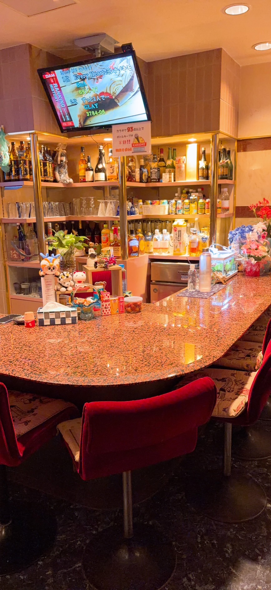 スナック北川のカウンターと店内